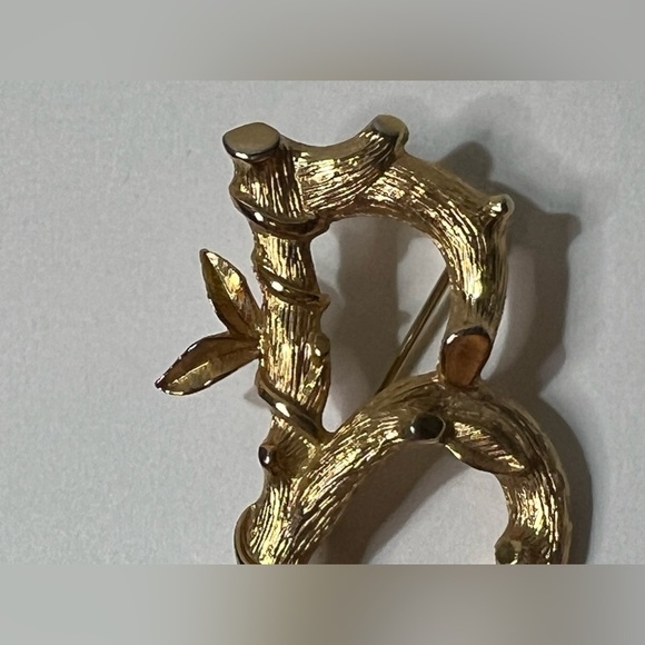 VTG Signed SARAH COV Goldtone Textured Letter B Shape Pin Brooch Leaves Tree - Picture 4 of 9
